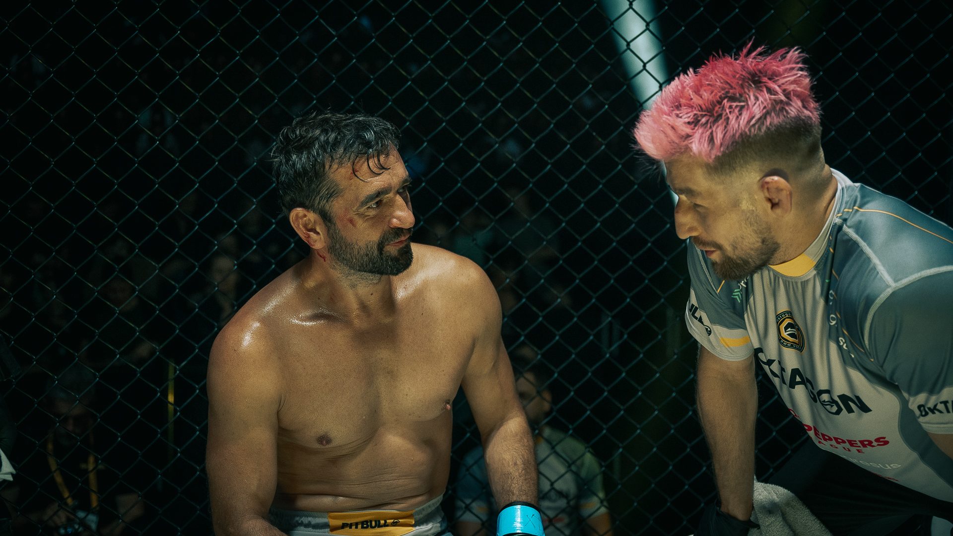 Milan Ondrík a David Kozma v kleci při natáčení filmu Bojovník