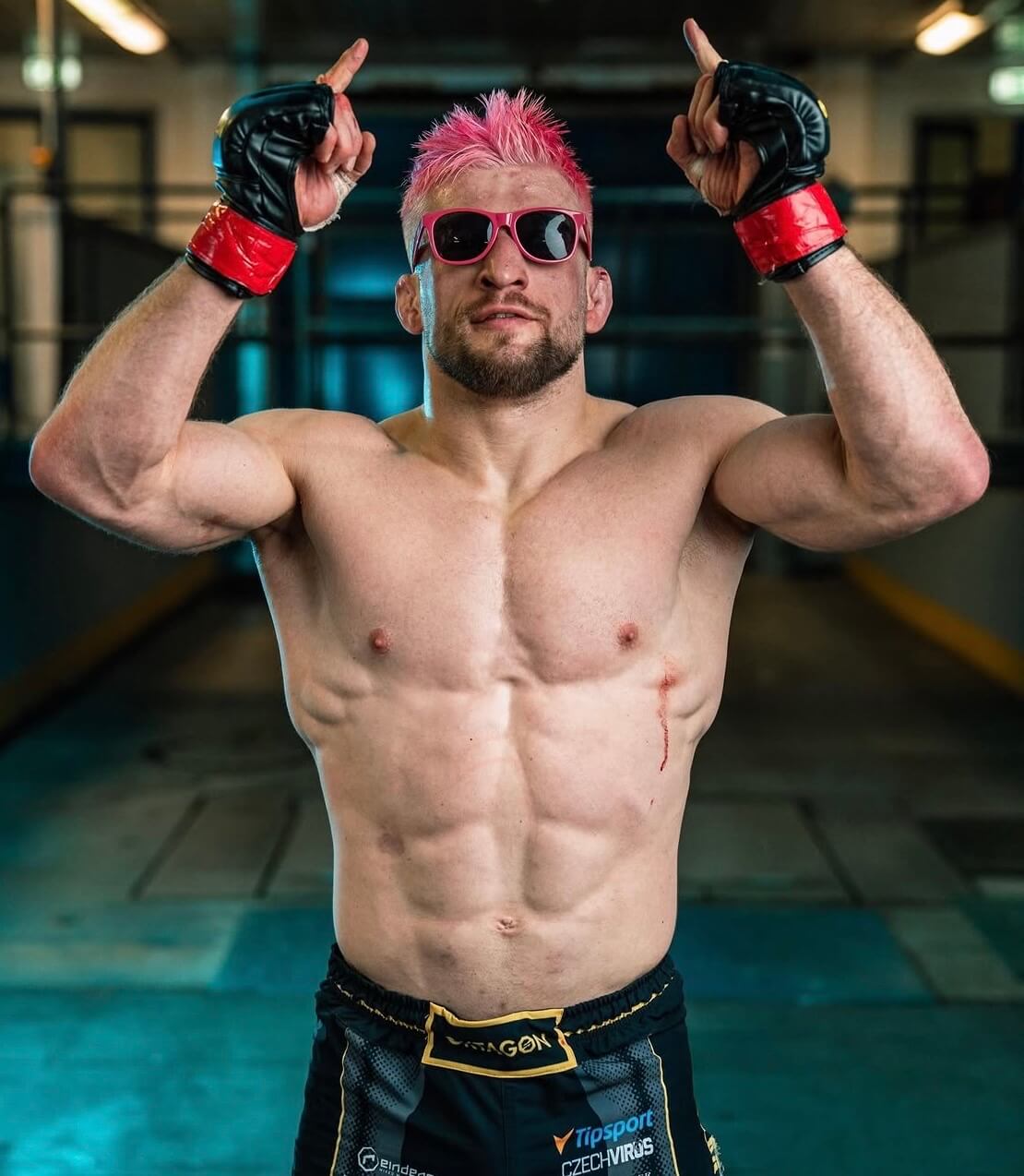David Kozma s růžovými vlasy a MMA rukavicemi